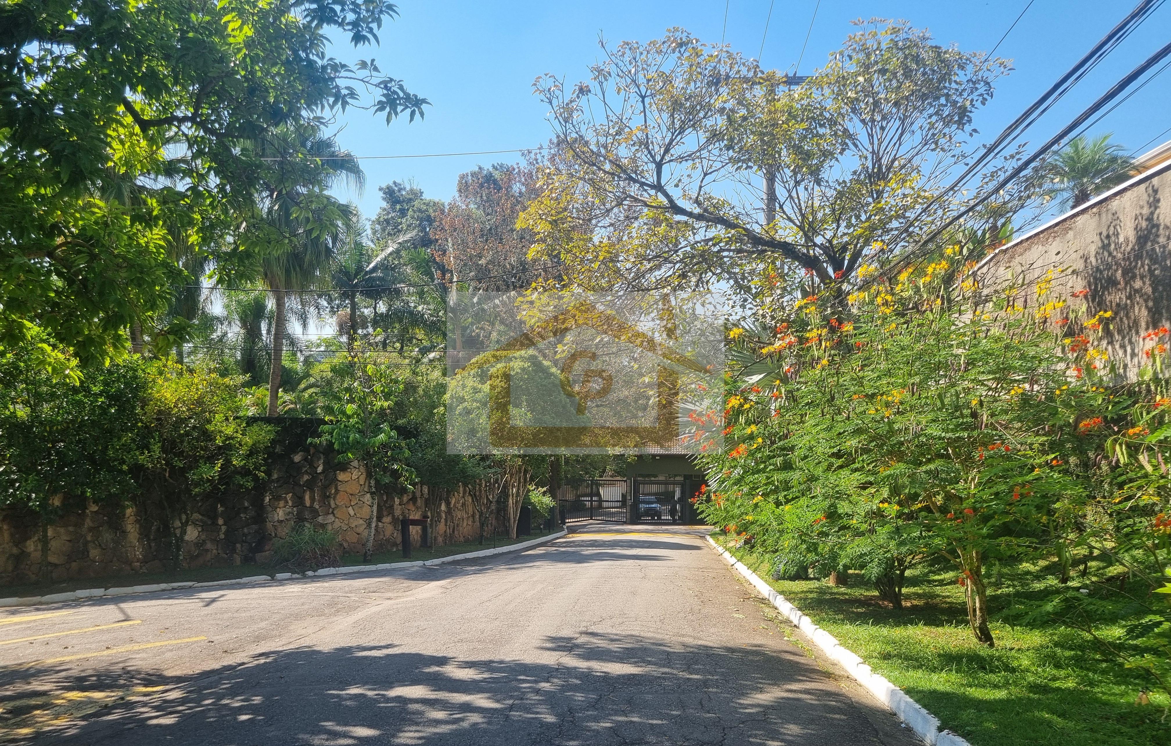 IMPEC&Aacute;VEL!  AO LADO DO SHOPPING GRANJA VIANA, 3 QUARTOS SENDO UM SUITE, 4 VAGAS Rua João de Barro Cotia - 