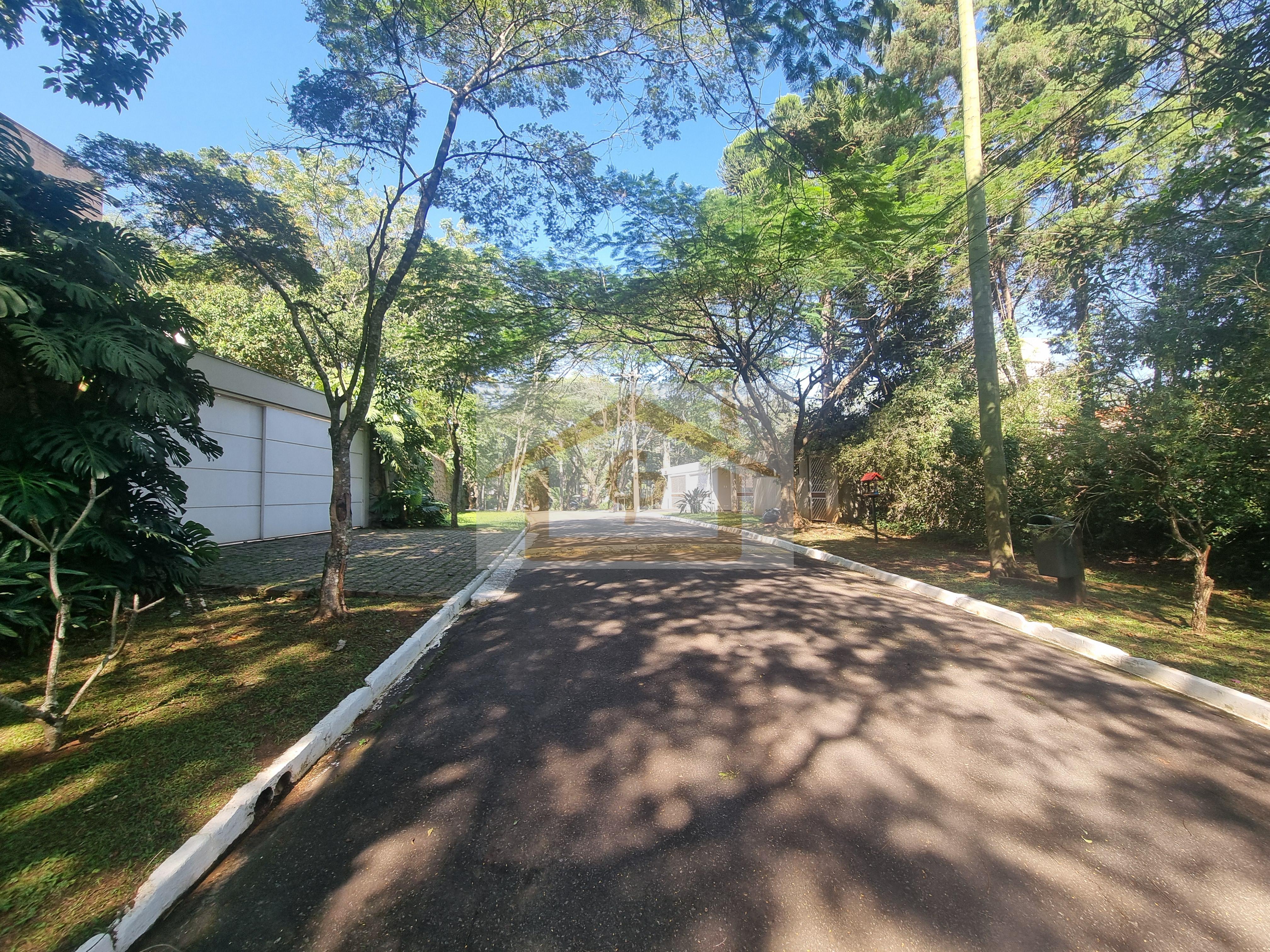 IMPEC&Aacute;VEL!  AO LADO DO SHOPPING GRANJA VIANA, 3 QUARTOS SENDO UM SUITE, 4 VAGAS Rua João de Barro Cotia - 