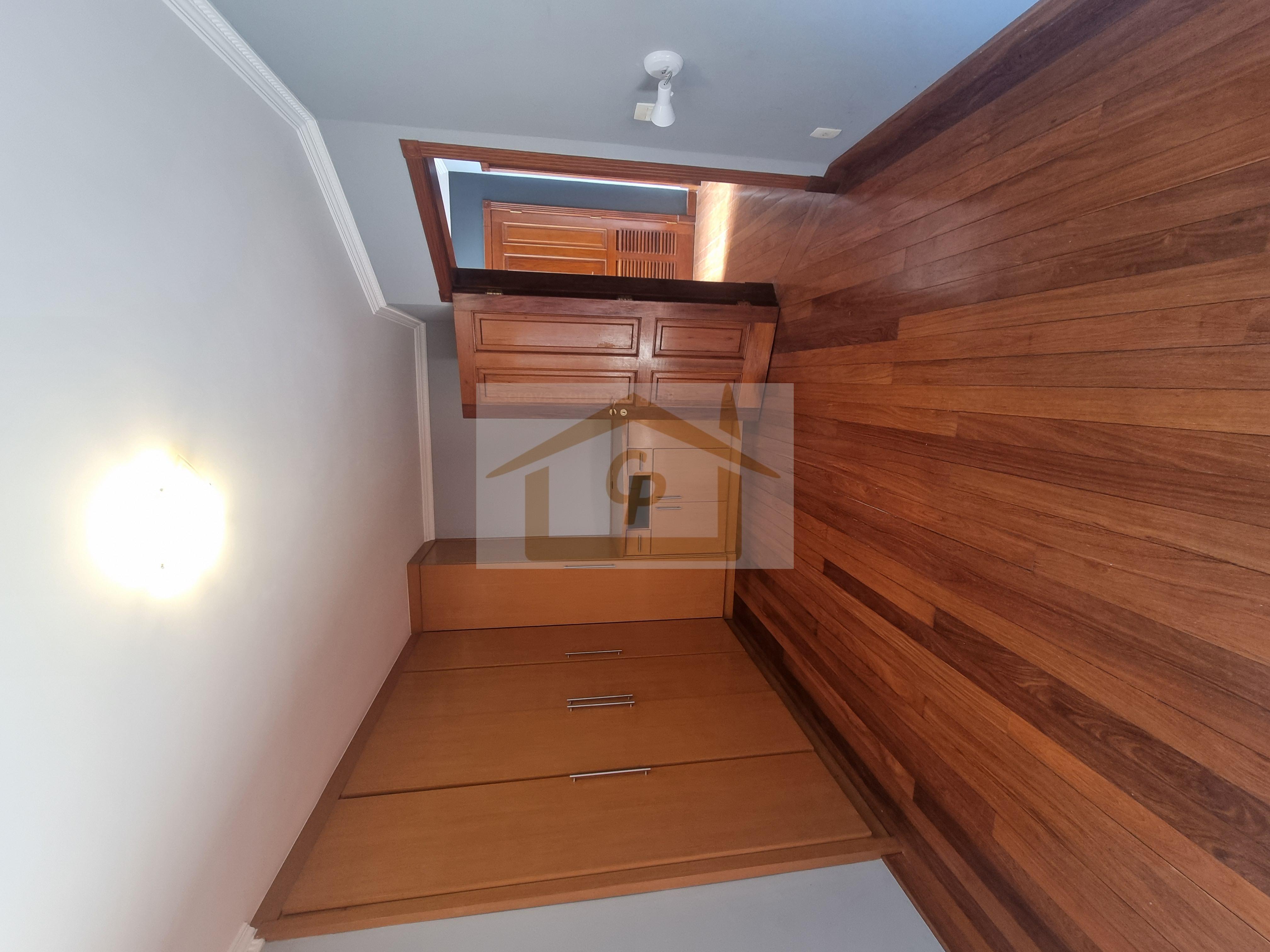 IMPEC&Aacute;VEL!  AO LADO DO SHOPPING GRANJA VIANA, 3 QUARTOS SENDO UM SUITE, 4 VAGAS Rua João de Barro Cotia - 