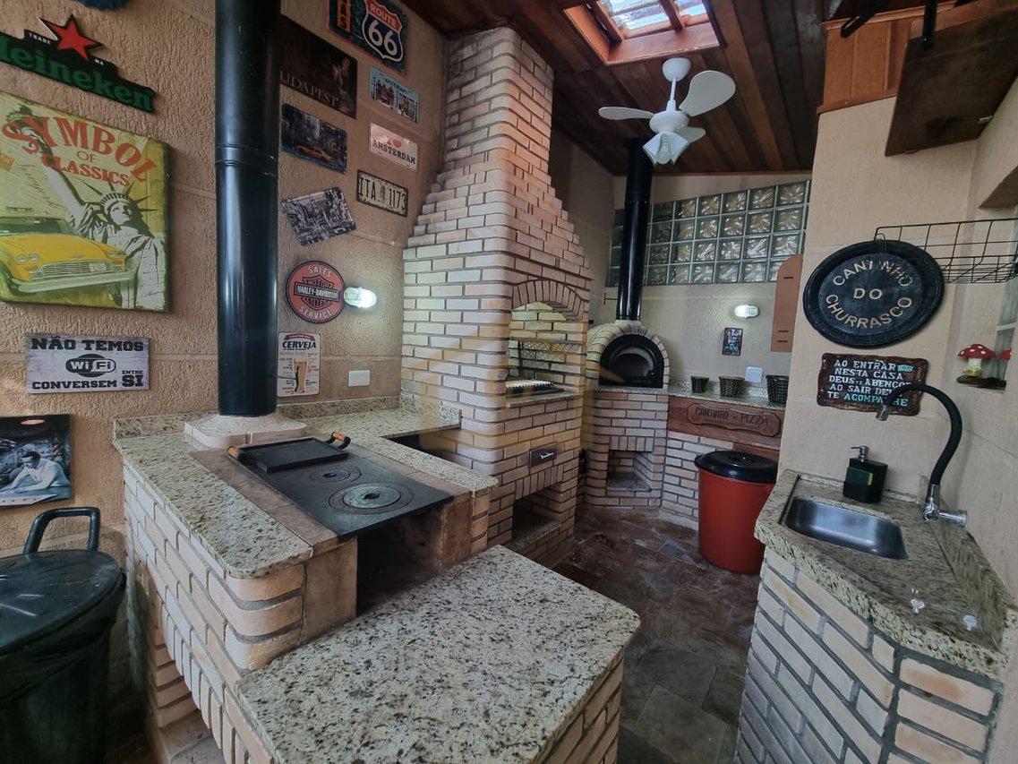 Bela área Gourmet 3 quartos sendo um suíte, forno de pizza, fogão e churrasqueira, 2 vagas Estrada do Capuava Cotia - 