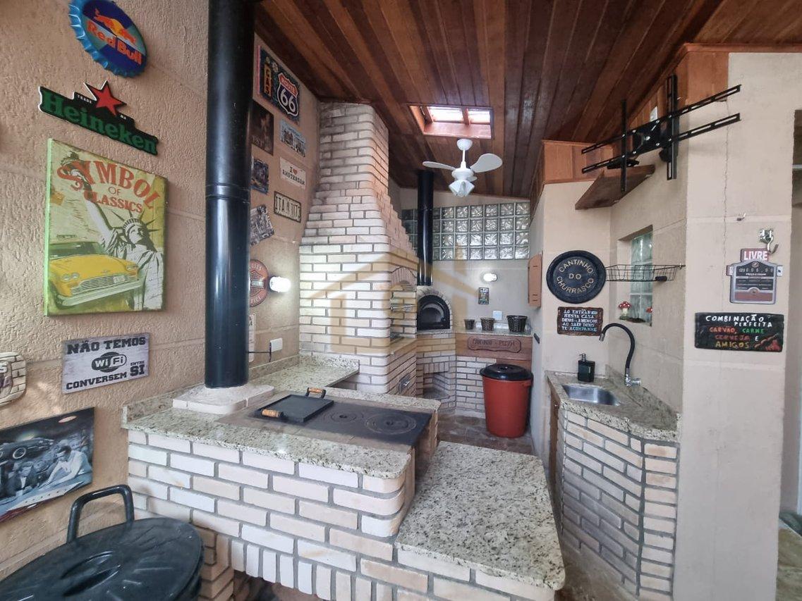 Bela área Gourmet 3 quartos sendo um suíte, forno de pizza, fogão e churrasqueira, 2 vagas Estrada do Capuava Cotia - 