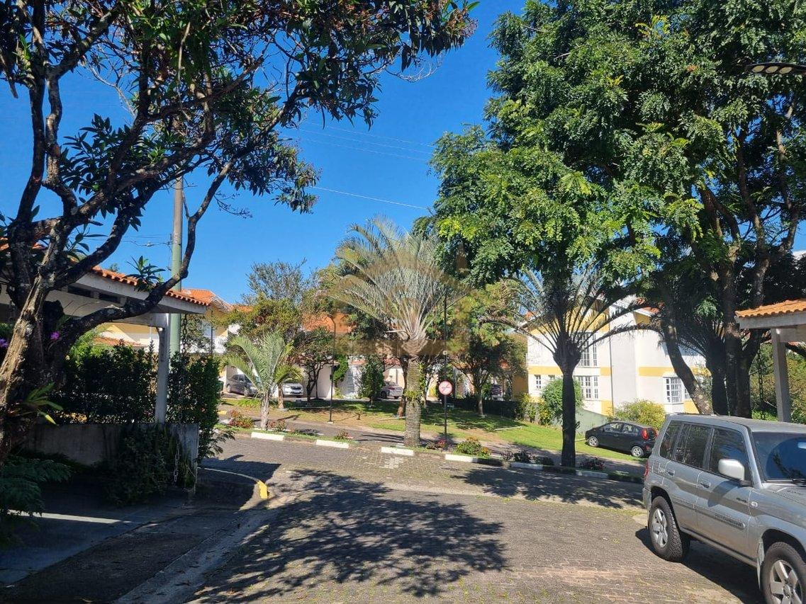 Próximo D. Deola, Casa na Granja Viana, 3 quartos sendo um suíte, 2 vagas Estrada Aldeia Cotia - 