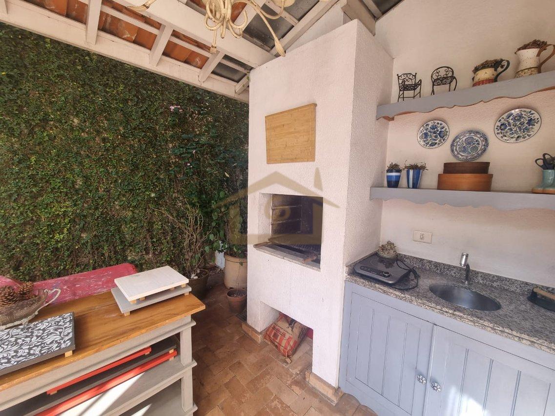 Próximo D. Deola, Casa na Granja Viana, 3 quartos sendo um suíte, 2 vagas Estrada Aldeia Cotia - 