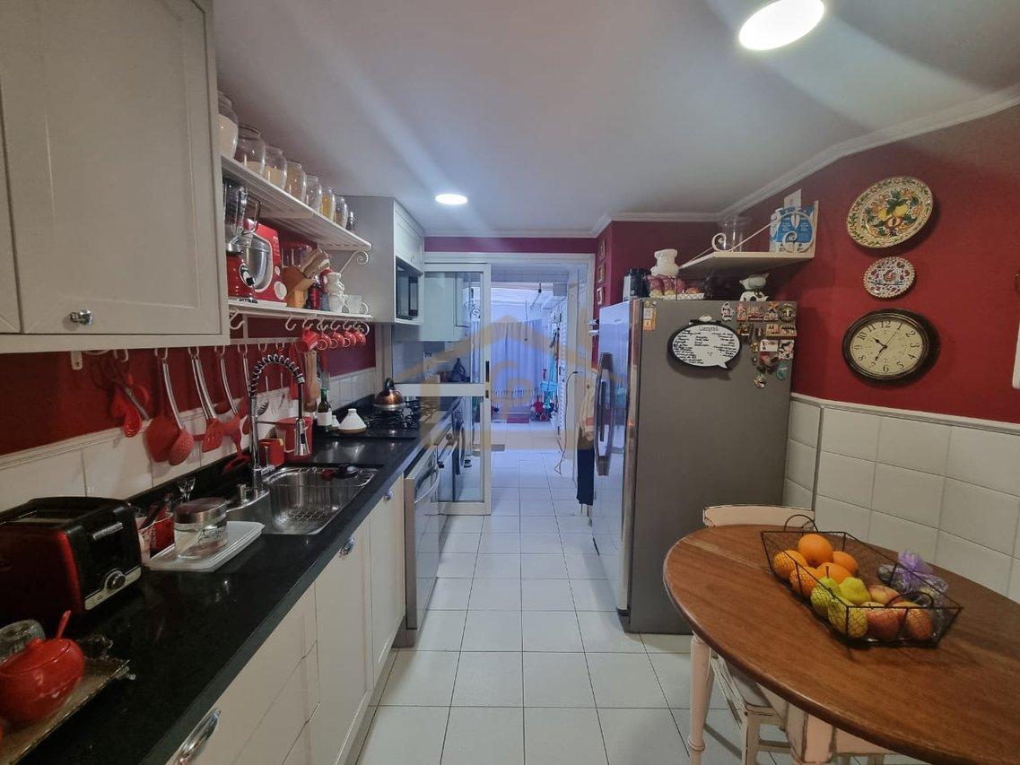 Próximo D. Deola, Casa na Granja Viana, 3 quartos sendo um suíte, 2 vagas Estrada Aldeia Cotia - 