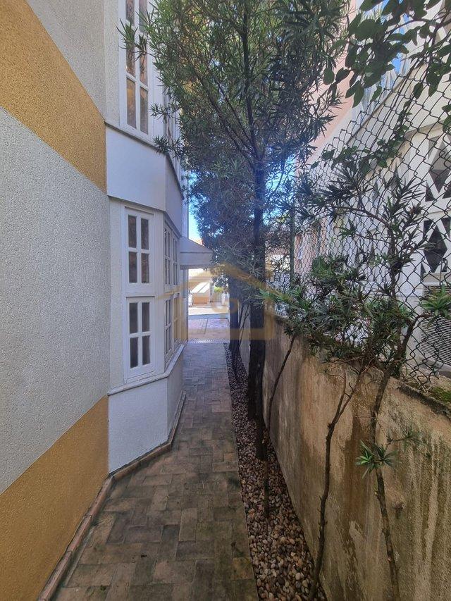 Próximo D. Deola, Casa na Granja Viana, 3 quartos sendo um suíte, 2 vagas Estrada Aldeia Cotia - 