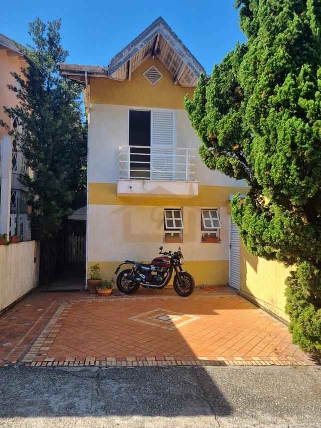 Próximo D. Deola, Casa na Granja Viana, 3 quartos sendo um suíte, 2 vagas Estrada Aldeia Cotia - 