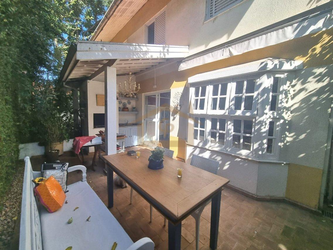 Próximo D. Deola, Casa na Granja Viana, 3 quartos sendo um suíte, 2 vagas Estrada Aldeia Cotia - 