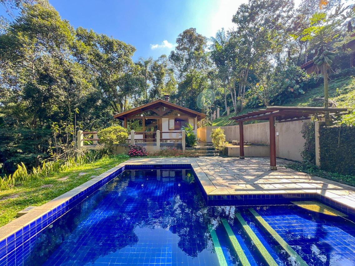 Residencial com mata Atlântica predominante, são 3 quartos sendo um suíte, 5 vagas Estrada do Lutero Cotia - 