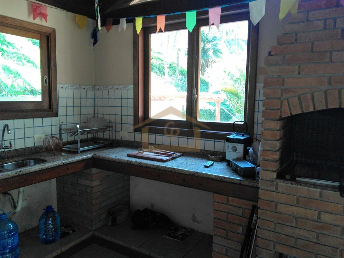 Residencial com mata Atlântica predominante, são 3 quartos sendo um suíte, 5 vagas Estrada do Lutero Cotia - 