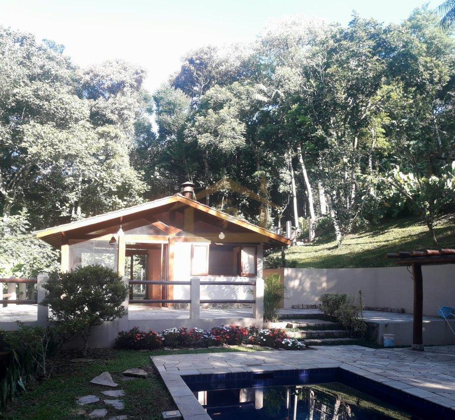 Residencial com mata Atlântica predominante, são 3 quartos sendo um suíte, 5 vagas Estrada do Lutero Cotia - 