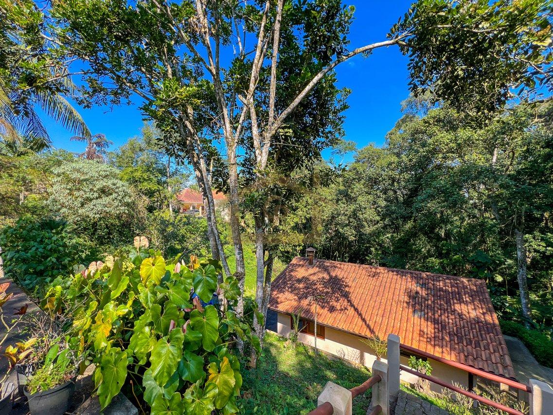 Residencial com mata Atlântica predominante, são 3 quartos sendo um suíte, 5 vagas Estrada do Lutero Cotia - 
