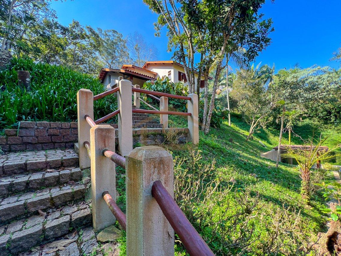Residencial com mata Atlântica predominante, são 3 quartos sendo um suíte, 5 vagas Estrada do Lutero Cotia - 