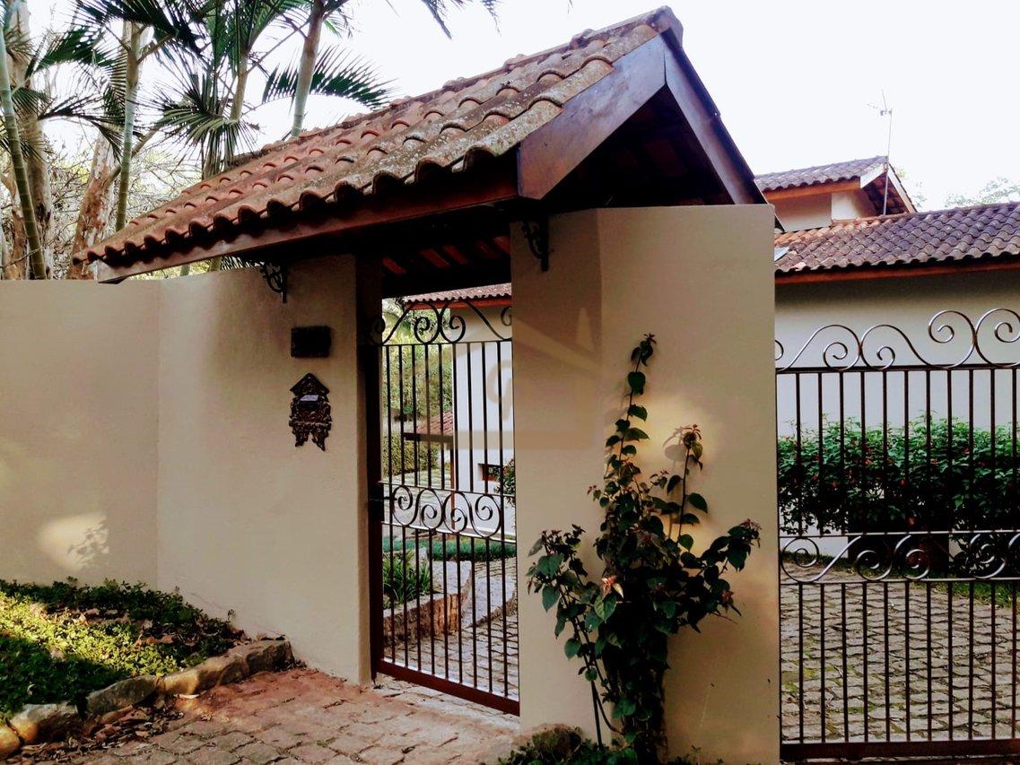 Residencial com mata Atlântica predominante, são 3 quartos sendo um suíte, 5 vagas Estrada do Lutero Cotia - 