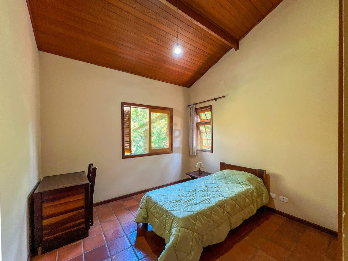 Residencial com mata Atlântica predominante, são 3 quartos sendo um suíte, 5 vagas Estrada do Lutero Cotia - 