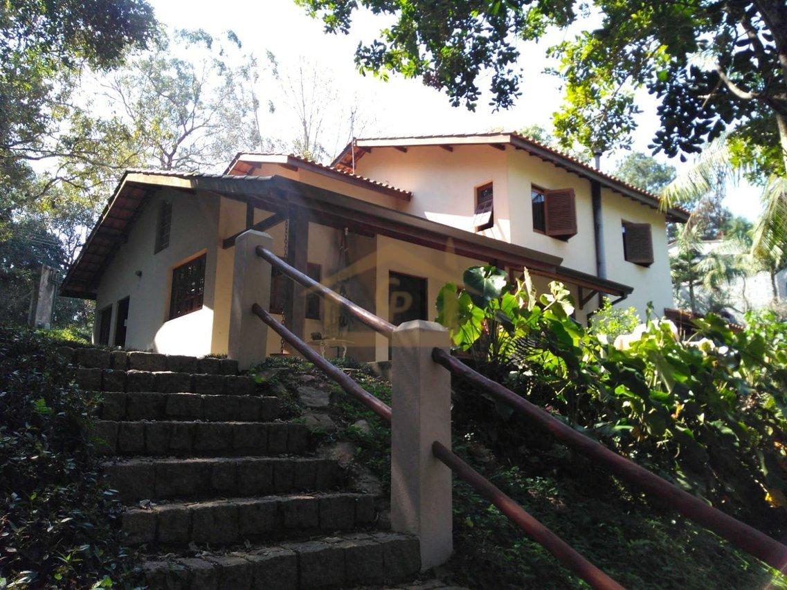 Residencial com mata Atlântica predominante, são 3 quartos sendo um suíte, 5 vagas Estrada do Lutero Cotia - 