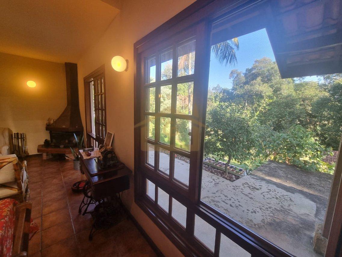 Residencial com mata Atlântica predominante, são 3 quartos sendo um suíte, 5 vagas Estrada do Lutero Cotia - 