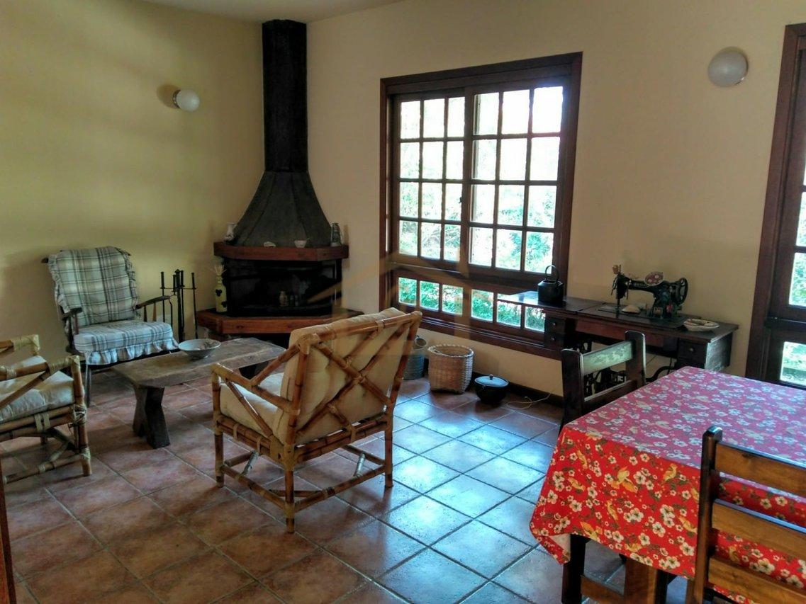 Residencial com mata Atlântica predominante, são 3 quartos sendo um suíte, 5 vagas Estrada do Lutero Cotia - 