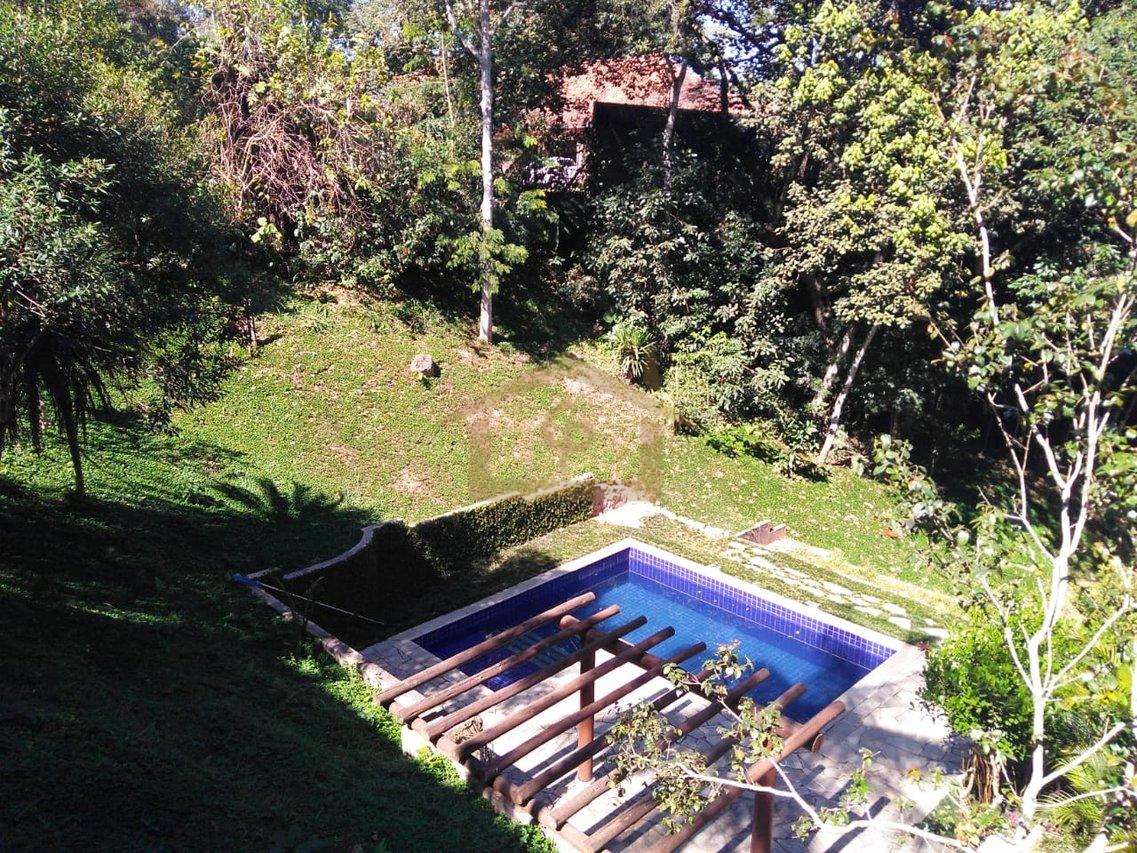 Residencial com mata Atlântica predominante, são 3 quartos sendo um suíte, 5 vagas Estrada do Lutero Cotia - 