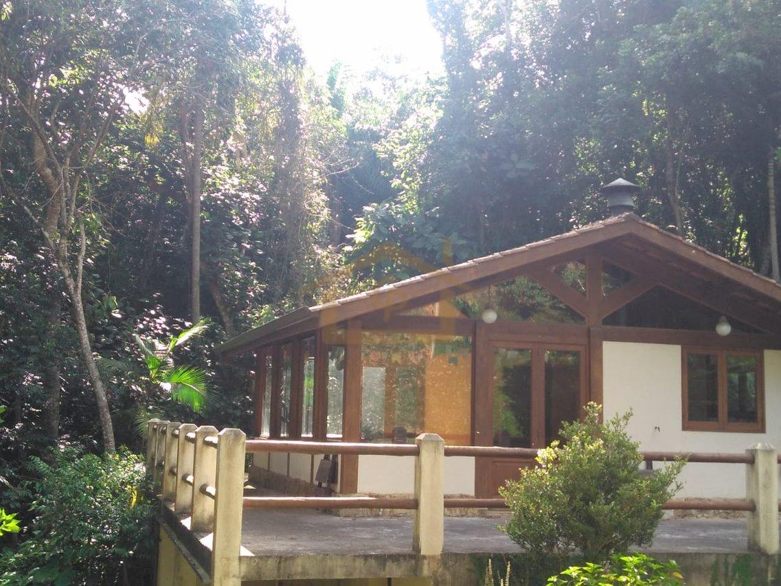 Residencial com mata Atlântica predominante, são 3 quartos sendo um suíte, 5 vagas Estrada do Lutero Cotia - 
