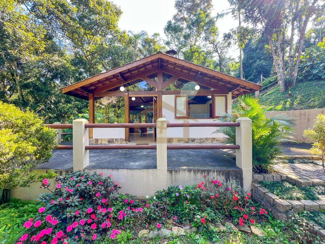 Residencial com mata Atlântica predominante, são 3 quartos sendo um suíte, 5 vagas Estrada do Lutero Cotia - 