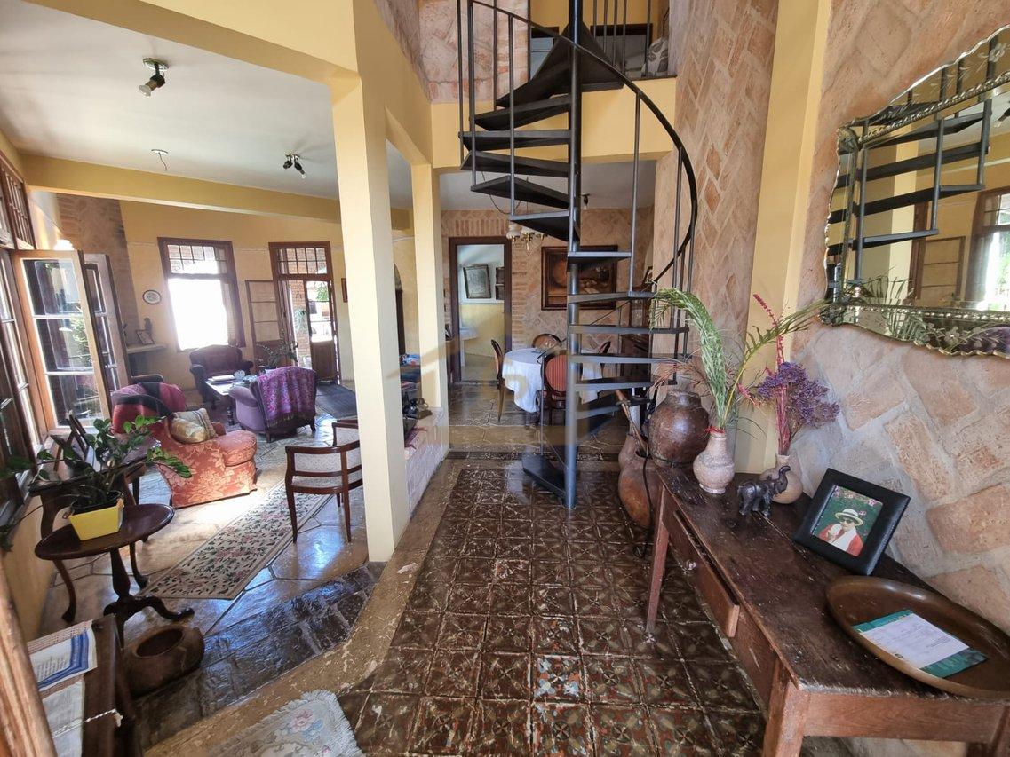 Residencial com mata Atlântica predominante, são 3 quartos sendo um suíte, 5 vagas Estrada do Lutero Cotia - 