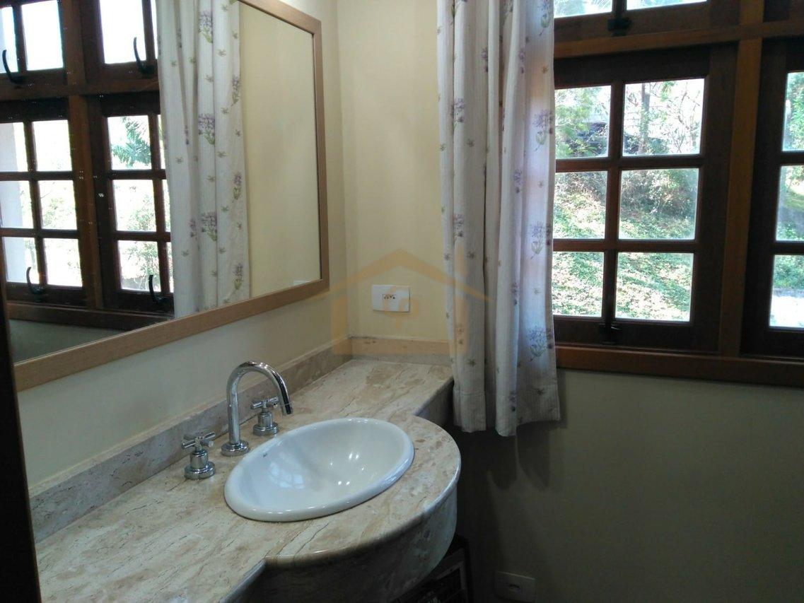 Residencial com mata Atlântica predominante, são 3 quartos sendo um suíte, 5 vagas Estrada do Lutero Cotia - 