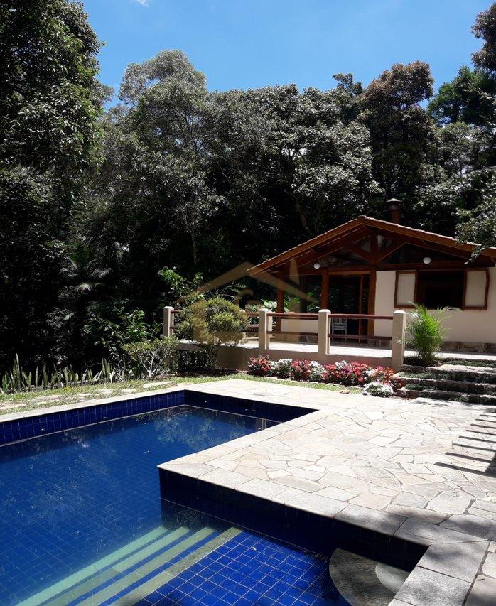 Residencial com mata Atlântica predominante, são 3 quartos sendo um suíte, 5 vagas Estrada do Lutero Cotia - 