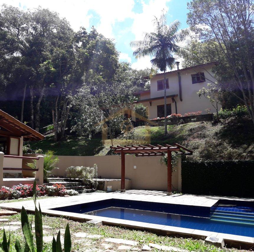 Residencial com mata Atlântica predominante, são 3 quartos sendo um suíte, 5 vagas Estrada do Lutero Cotia - 