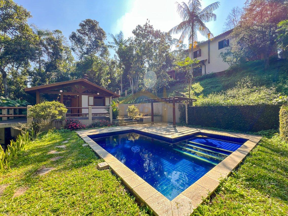 Residencial com mata Atlântica predominante, são 3 quartos sendo um suíte, 5 vagas Estrada do Lutero Cotia - 