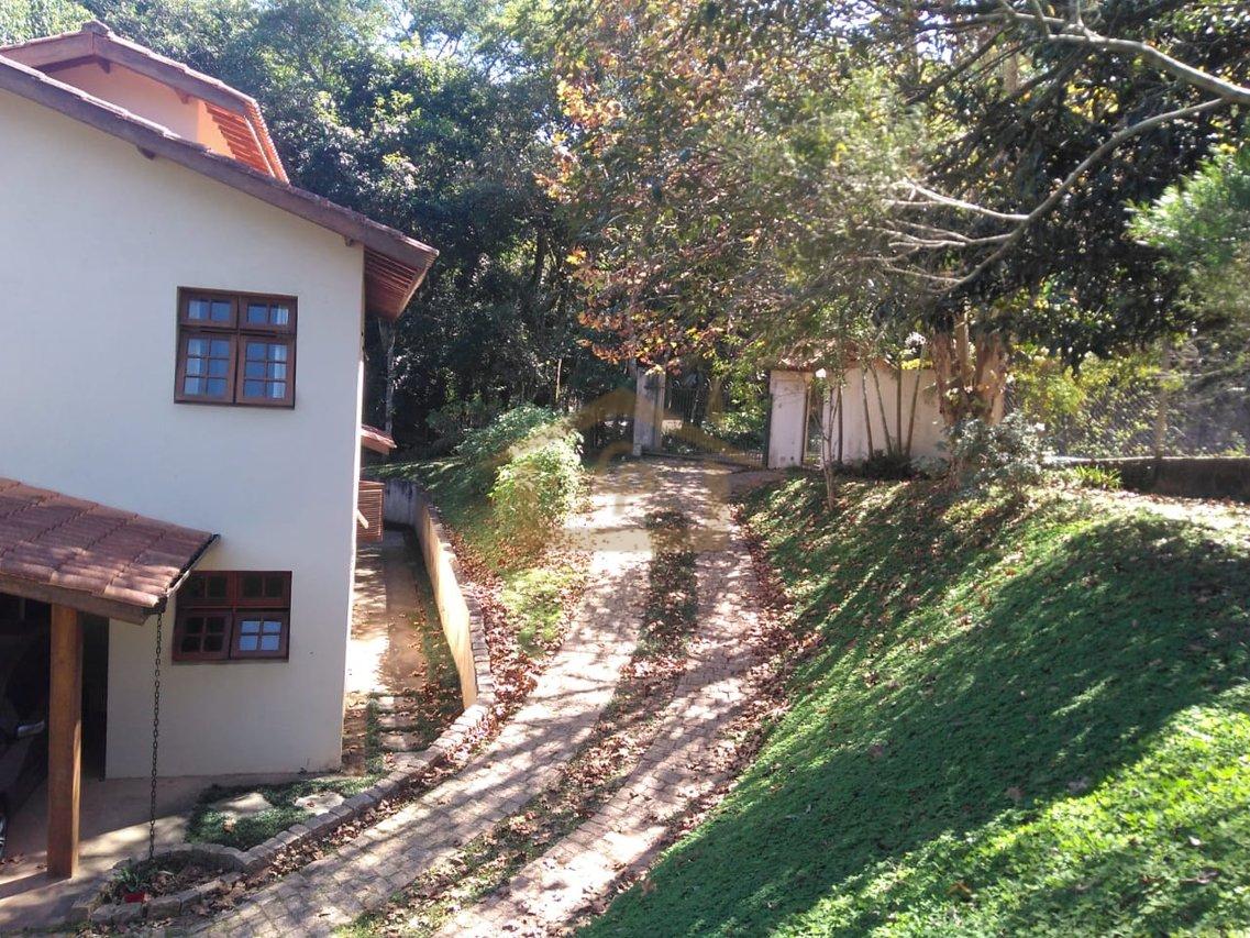 Residencial com mata Atlântica predominante, são 3 quartos sendo um suíte, 5 vagas Estrada do Lutero Cotia - 