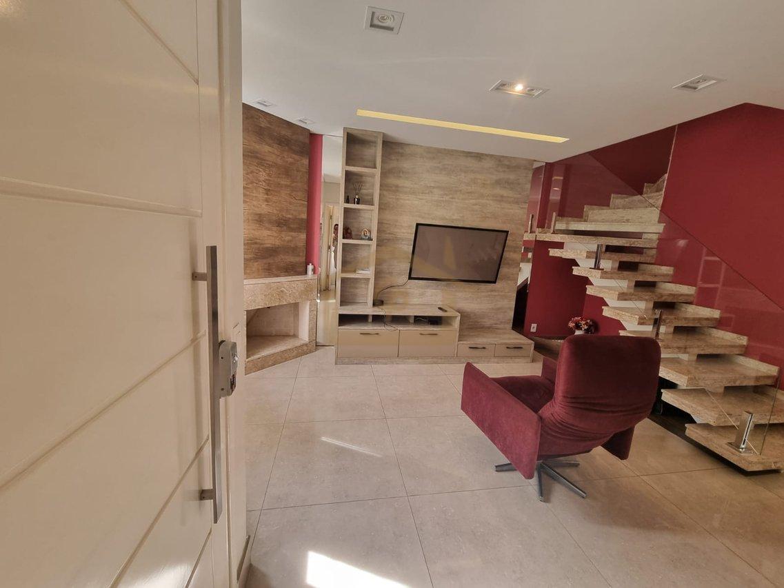 Casa com piscina, 3 quartos sendo um suíte, 2 vagas Estrada do Capuava Cotia - 