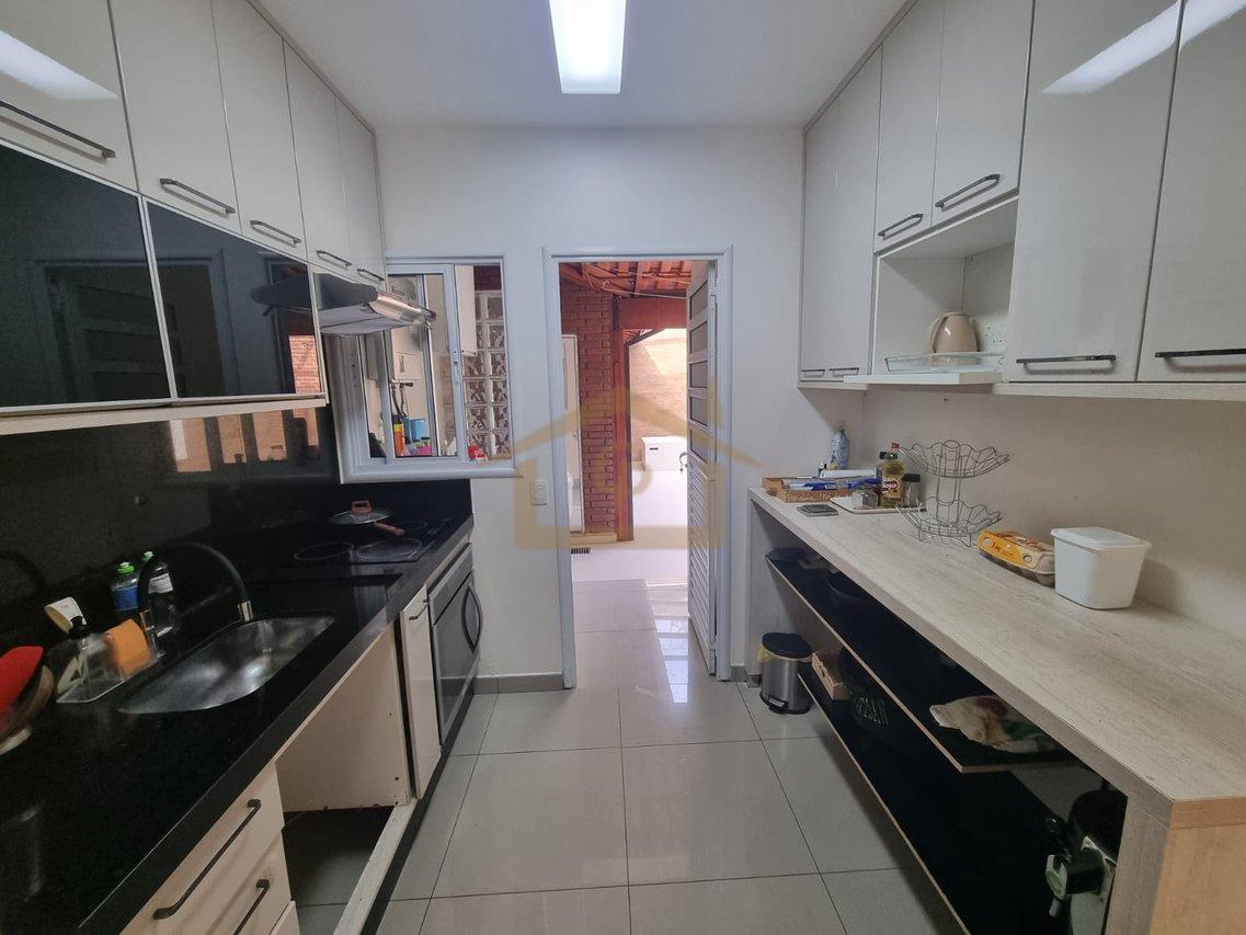Casa com piscina, 3 quartos sendo um suíte, 2 vagas Estrada do Capuava Cotia - 