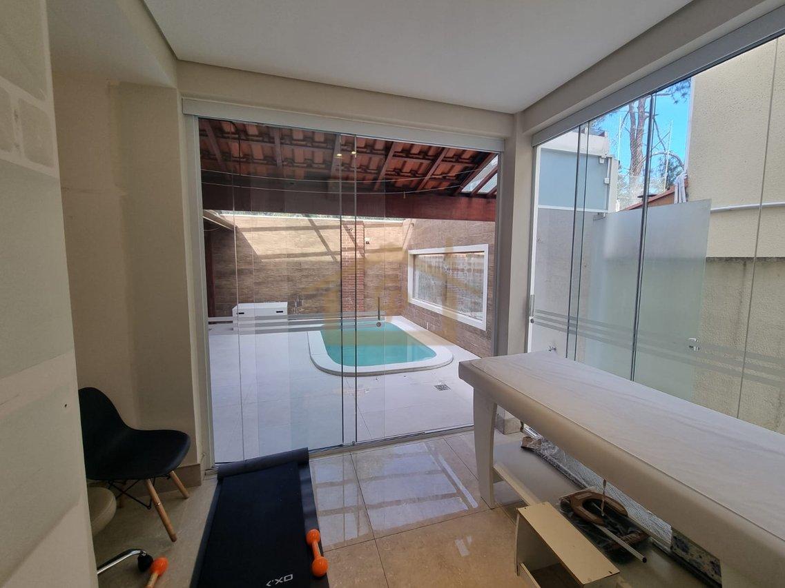 Casa com piscina, 3 quartos sendo um suíte, 2 vagas Estrada do Capuava Cotia - 