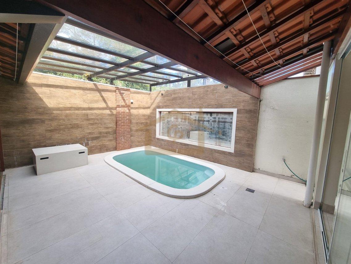 Casa com piscina, 3 quartos sendo um suíte, 2 vagas Estrada do Capuava Cotia - 