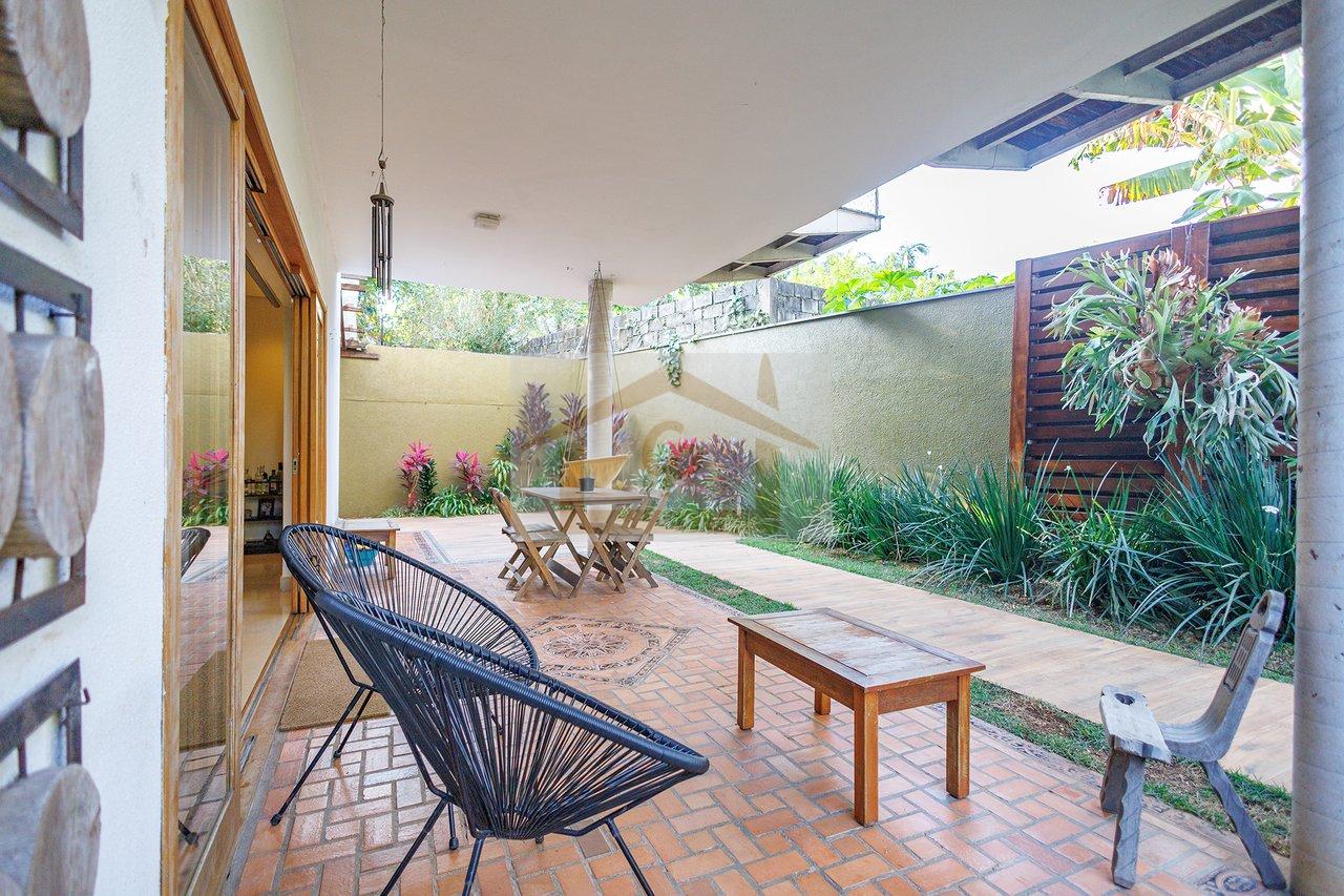Casa à venda na Chácara Cantagalo, um bairro tranquilo e arborizado. Granja Viana Rua Arandu Cotia - 