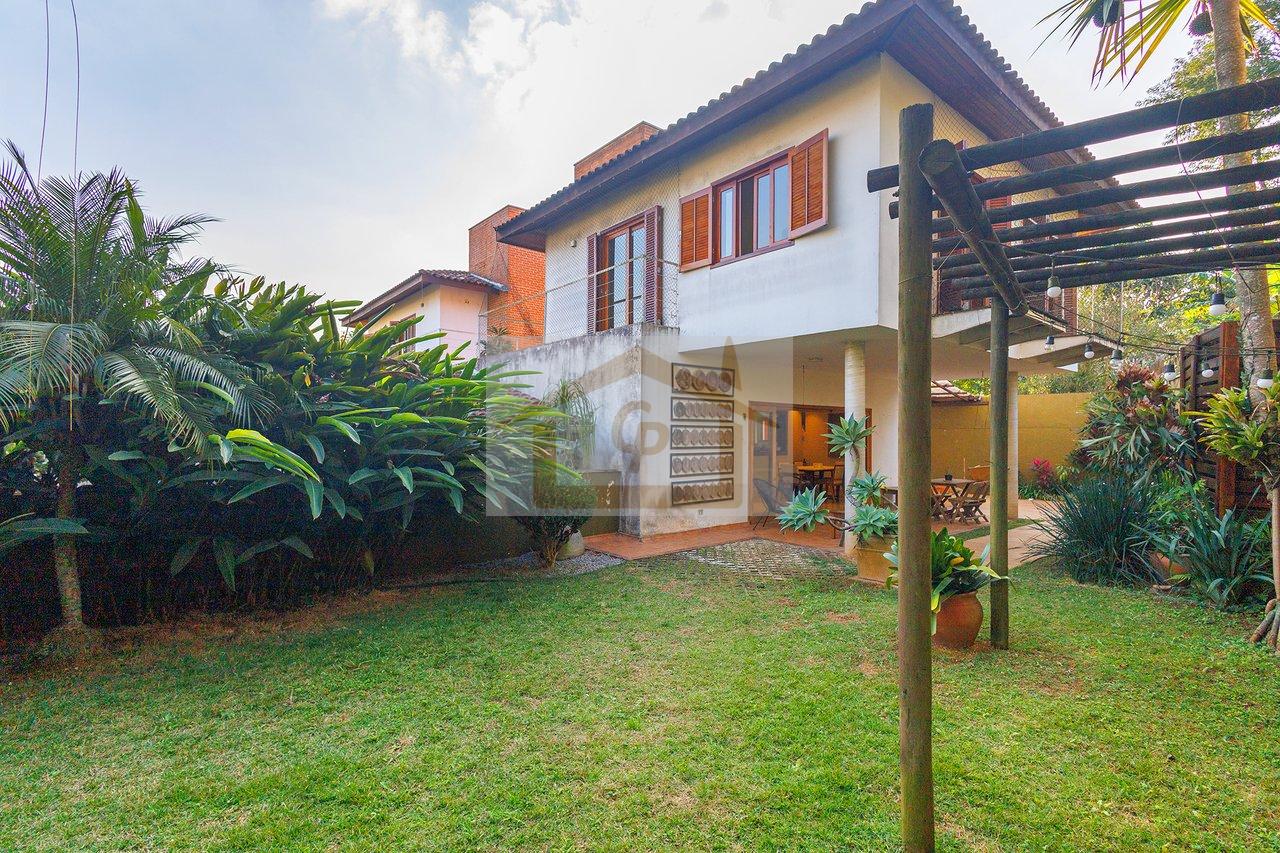 Casa à venda na Chácara Cantagalo, um bairro tranquilo e arborizado. Granja Viana Rua Arandu Cotia - 