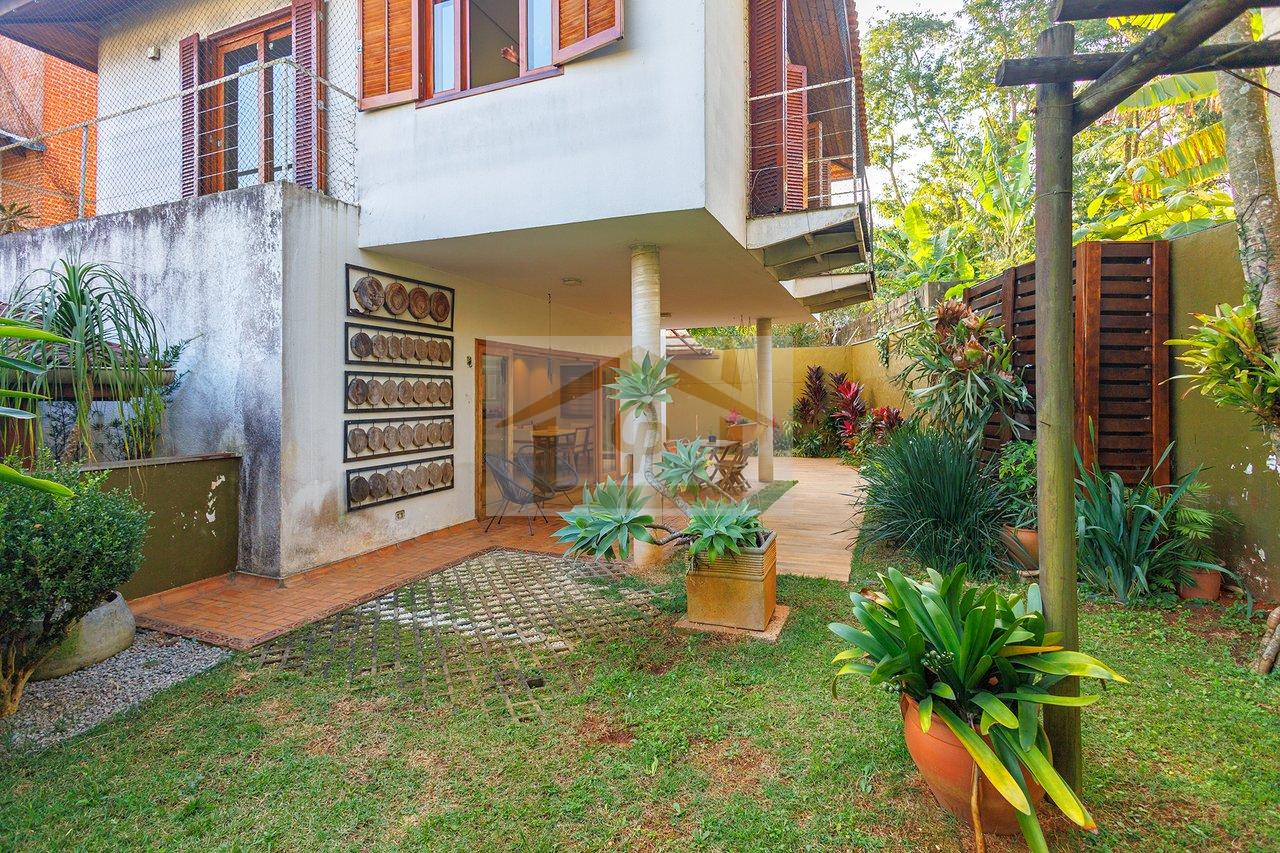 Casa à venda na Chácara Cantagalo, um bairro tranquilo e arborizado. Granja Viana Rua Arandu Cotia - 