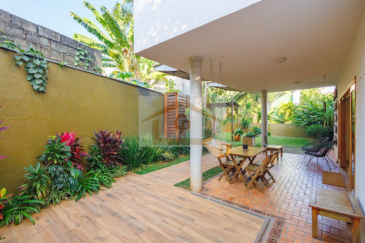 Casa à venda na Chácara Cantagalo, um bairro tranquilo e arborizado. Granja Viana Rua Arandu Cotia - 