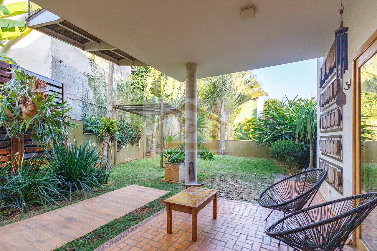 Casa à venda na Chácara Cantagalo, um bairro tranquilo e arborizado. Granja Viana Rua Arandu Cotia - 
