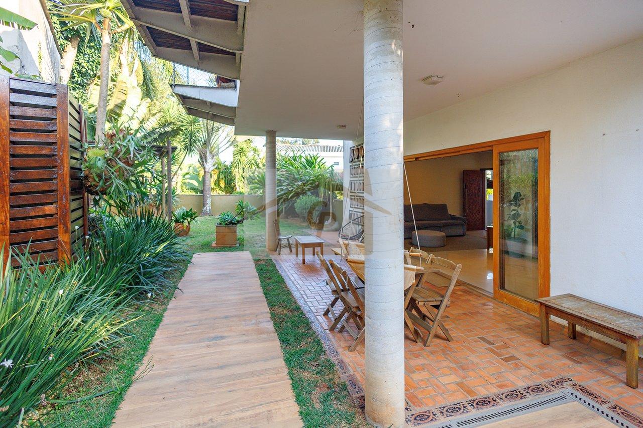 Casa à venda na Chácara Cantagalo, um bairro tranquilo e arborizado. Granja Viana Rua Arandu Cotia - 