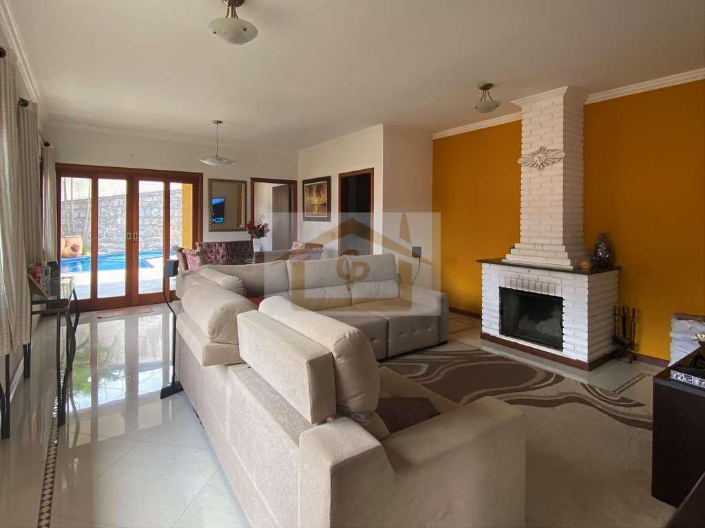 3 dorms / 1 suíte. Ótima casa, lareira, piscina e gourmet! Avenida José Giorgi Cotia - 