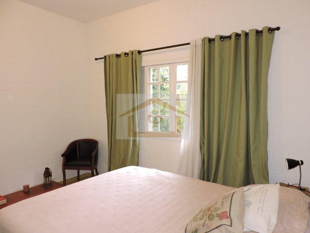Casa descolada! Na melhor localização do condomínio, muito verde! 4 quartos (1 suíte) Rua Grande Otelo Embu das Artes - 