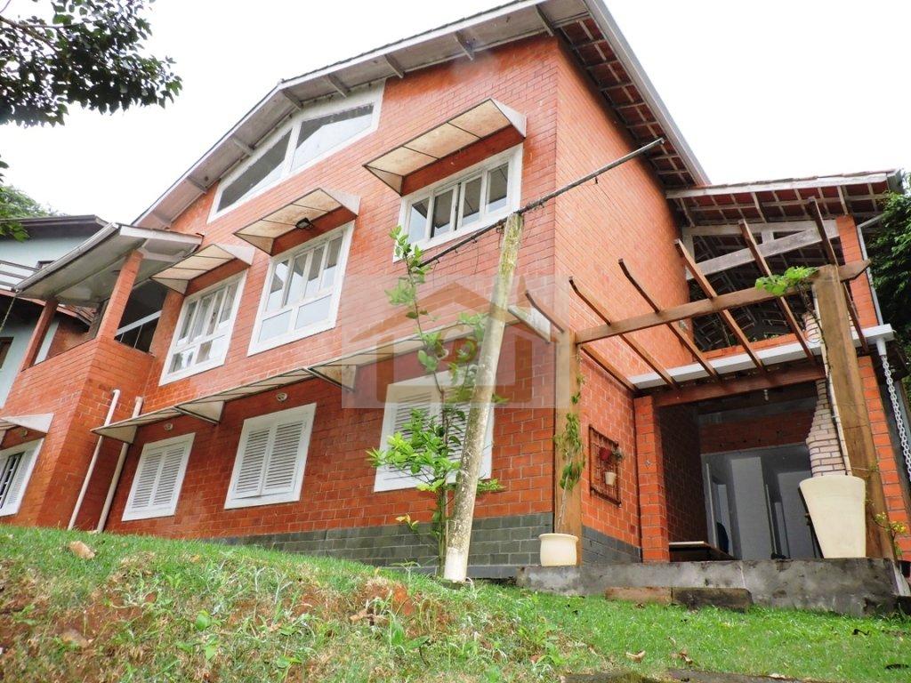 Casa descolada! Na melhor localização do condomínio, muito verde! 4 quartos (1 suíte) Rua Grande Otelo Embu das Artes - 