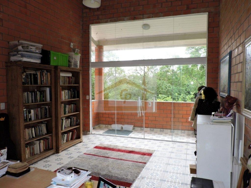 Casa descolada! Na melhor localização do condomínio, muito verde! 4 quartos (1 suíte) Rua Grande Otelo Embu das Artes - 