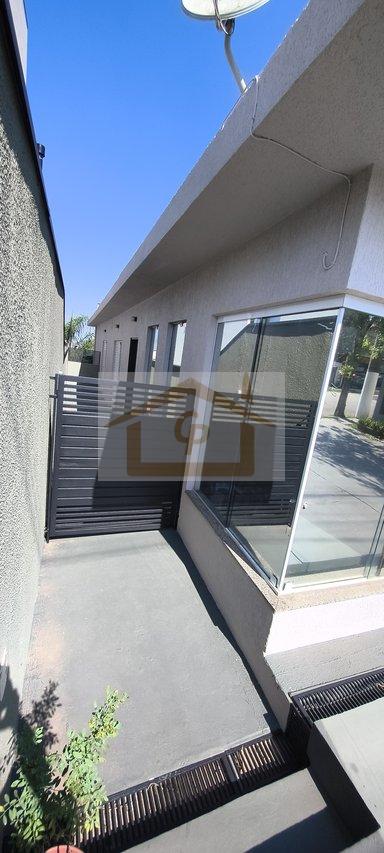 Semi Térrea, 3 quartos + 2 quartos multifuncional e banheiro (andar inferior), canil * Estrada Carlos Antônio Pereira de Castro Cotia - 