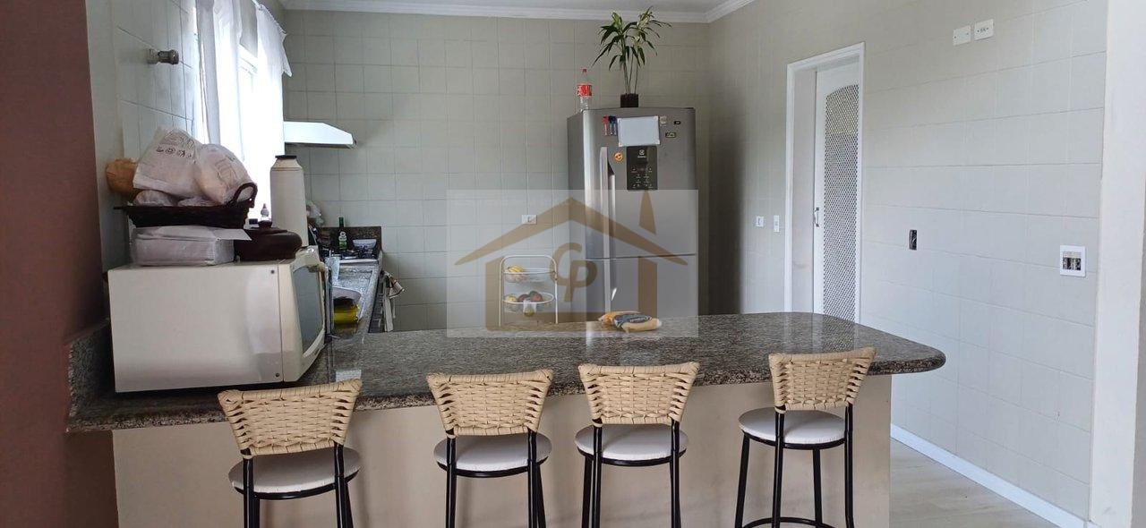 Encantadora! S&atilde;o 4 quartos (1 su&iacute;te), 4 vagas cobertas Rua Virgílio Vieira Jandira - 