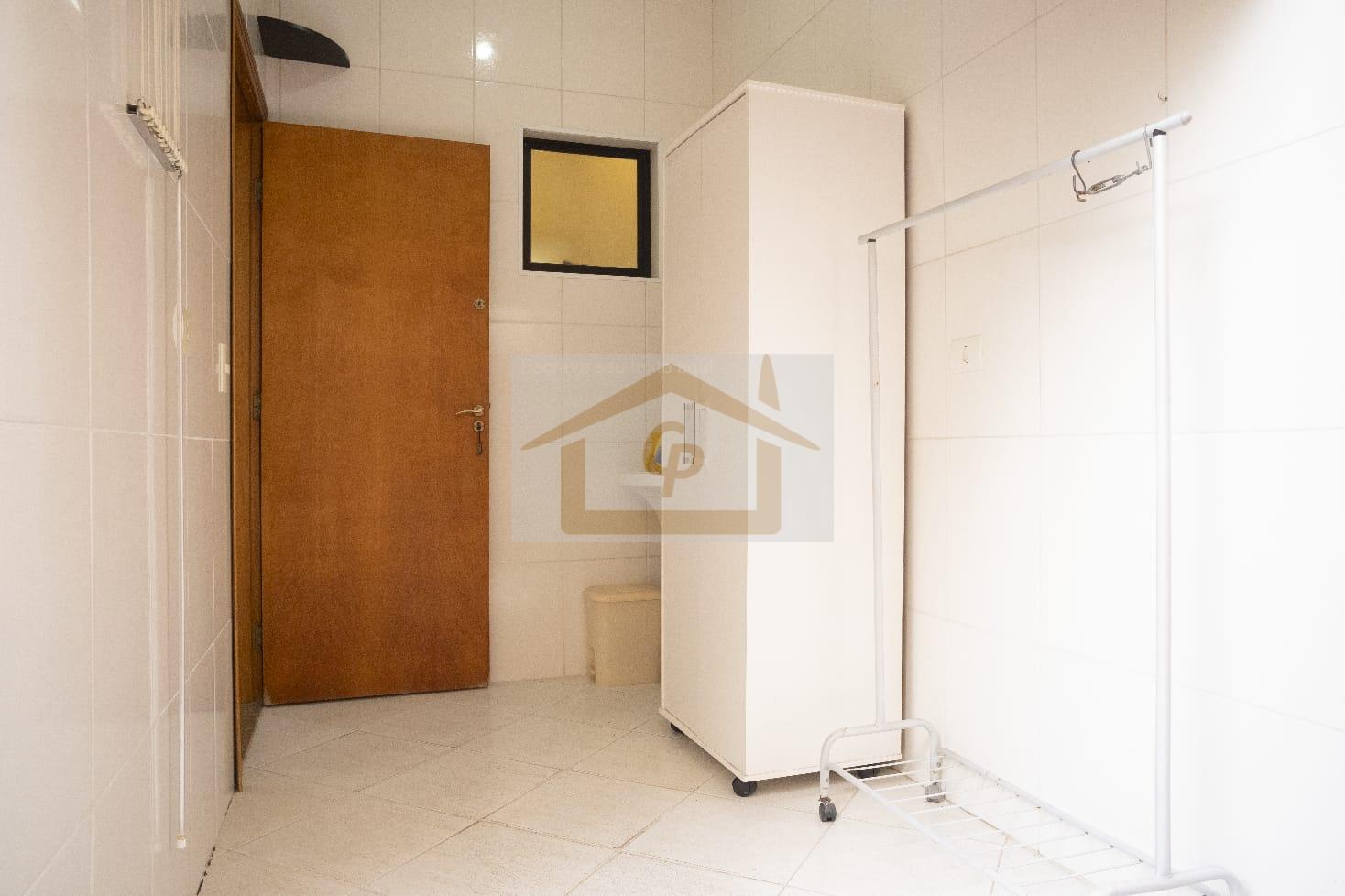 Duas su&iacute;tes,, 2 vagas cobertas - Casa em Villagio &ndash; Bosque da Sa&uacute;de Rua Tucuri São Paulo - 