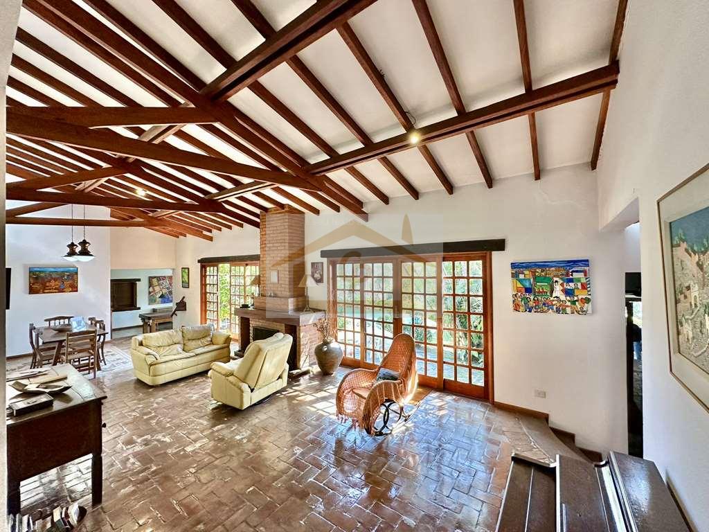 R&uacute;stica, T&Eacute;RREA em 4 lotes (1.880m&sup2;), 5 dormit&oacute;rios / 3 su&iacute;tes, piscina! Estrada Morrinhos Carapicuíba - 