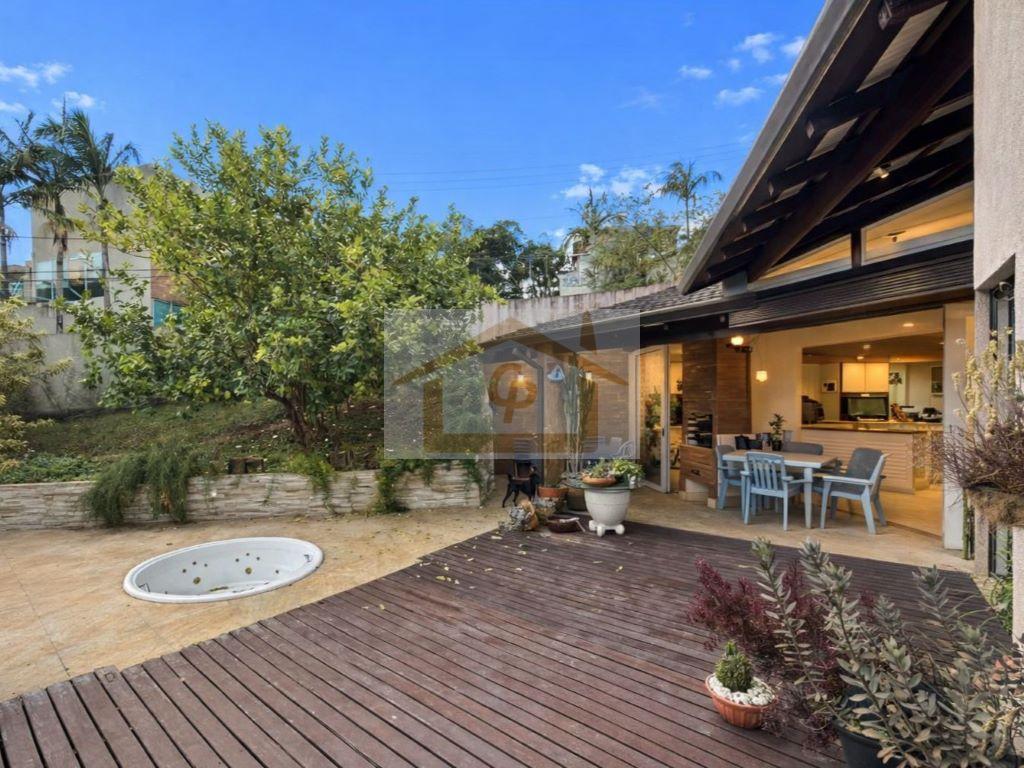 Local alto - 3 su&iacute;tes, amplo sal&atilde;o inferior (pode ser um apto h&oacute;spedes), varanda gourmet Alameda Turmalina Carapicuíba - 