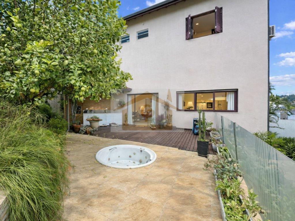 Local alto - 3 su&iacute;tes, amplo sal&atilde;o inferior (pode ser um apto h&oacute;spedes), varanda gourmet Alameda Turmalina Carapicuíba - 